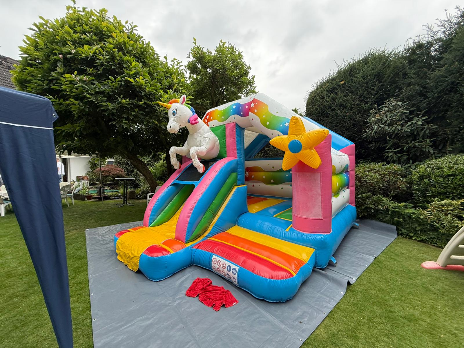 Einhorn Hüpfburg